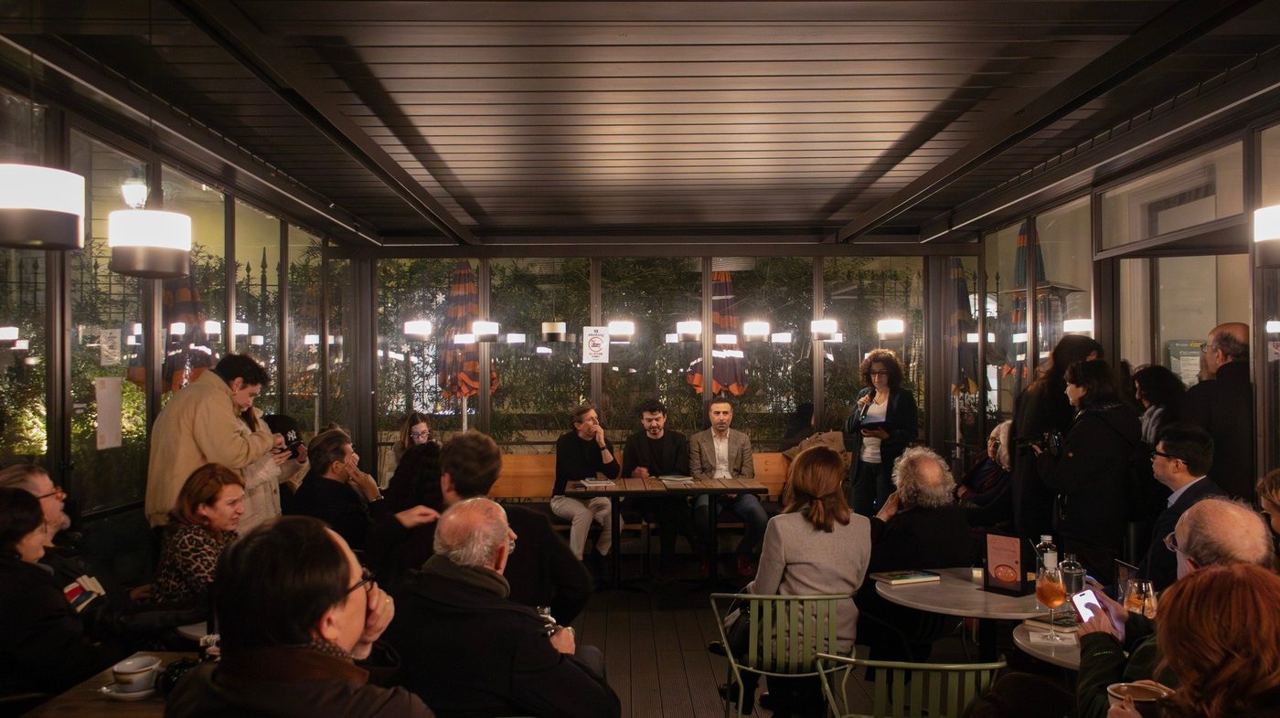 La sala di Ditta Artigianale piena di pubblico durante un incontro